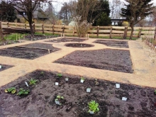 Erste Pflanzungen im Bauerngarten in Mueß