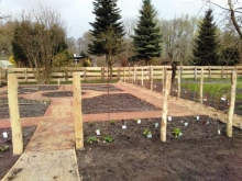 gartenbau breuer setzt erste Pfosten für den Staketenzaun