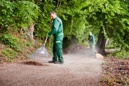 Schloss Willigrad: Pflege der wassergebundenen Wege
